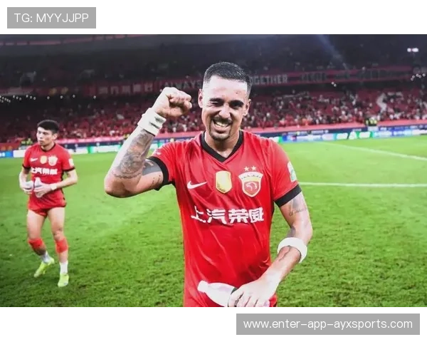 上海海港莱昂纳多前场高位抢断发动反击——速度与策略在港城的交响