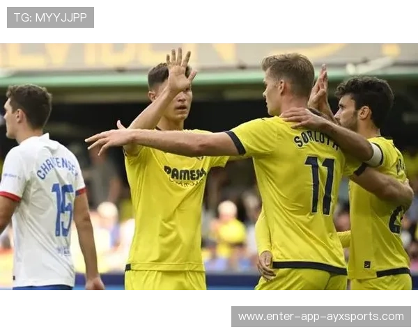 拜仁反击连线成功，莱万将皮球射入球网