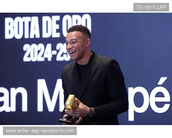 法国用实力回应质疑，姆巴佩站上最高领奖台