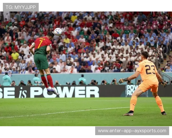 C罗反越位突袭后推射命中——足球场上的经典瞬间 C罗反越位突袭后推射命中——足球场上的经典瞬间