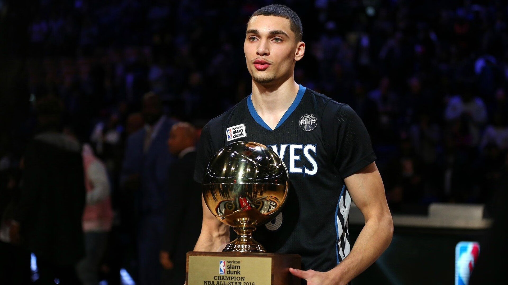 “激烈追逐：车队之间的巅峰对决”，激烈的追逐英语